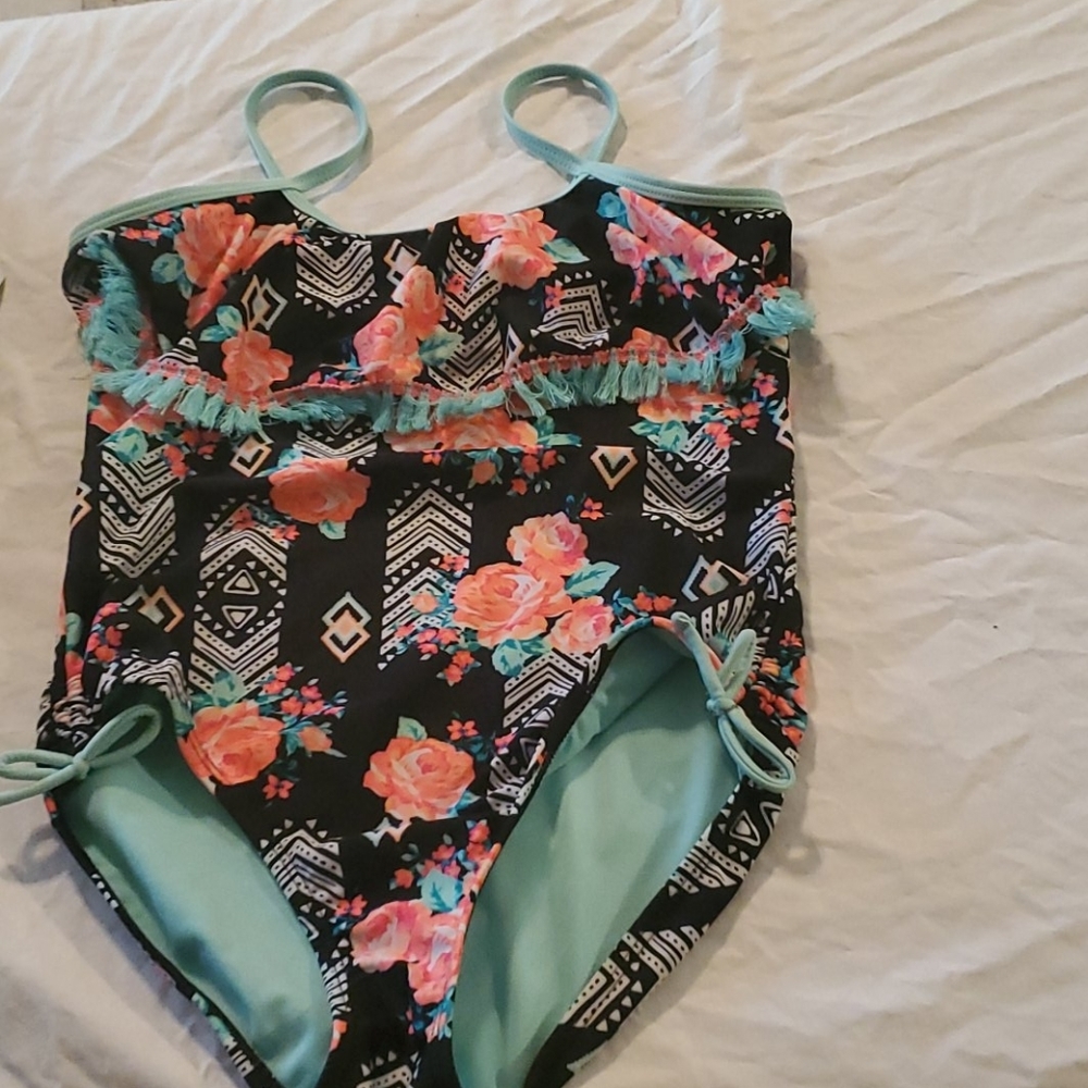 Bathing suit‎